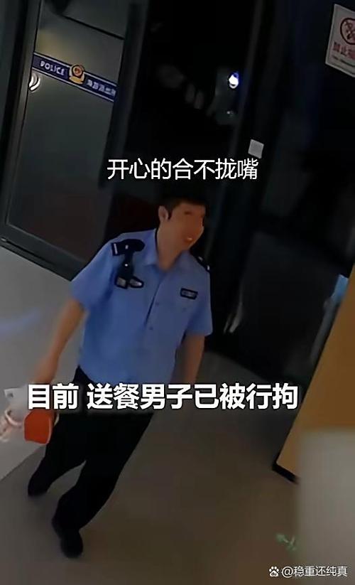 原来浙江台州某派出所民警傍晚点外卖,送餐小哥来送餐时,俩民警觉得他